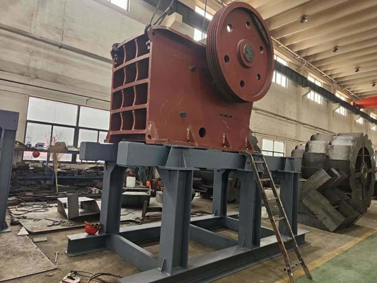 Fabricantes de trituradores de mandíbulas de calcário de potência de motor de 110 kW para capacidade de 110-320 tph