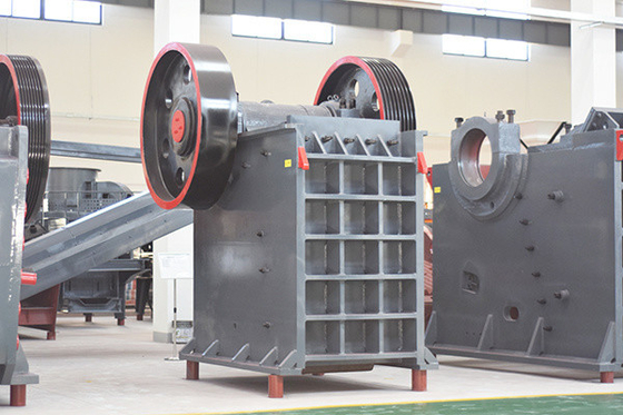 Fabricantes de trituradores de mandíbulas de calcário de potência de motor de 110 kW para capacidade de 110-320 tph