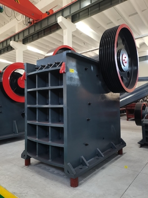 Fabricantes de trituradores de mandíbulas de calcário de potência de motor de 110 kW para capacidade de 110-320 tph