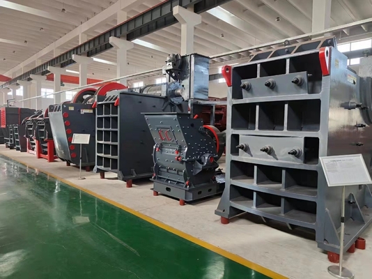 Máquina de trituração de rocha montada em triturador de mandíbulas com engenheiro profissional designado e 1 ano