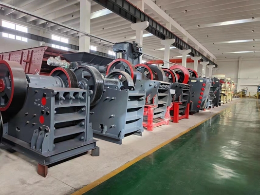 Máquina de trituração de rocha montada em triturador de mandíbulas com engenheiro profissional designado e 1 ano