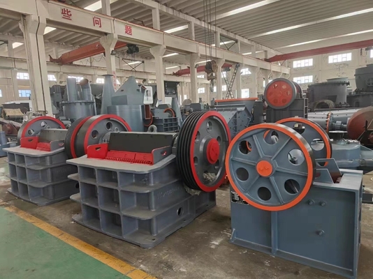 Máquina de trituração de rocha montada em triturador de mandíbulas com engenheiro profissional designado e 1 ano