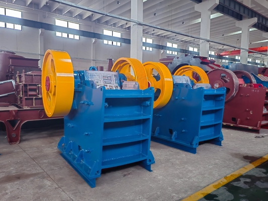 Máquina de trituração de rocha montada em triturador de mandíbulas com engenheiro profissional designado e 1 ano