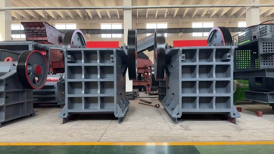 Máquina de trituração de rocha montada em triturador de mandíbulas com engenheiro profissional designado e 1 ano