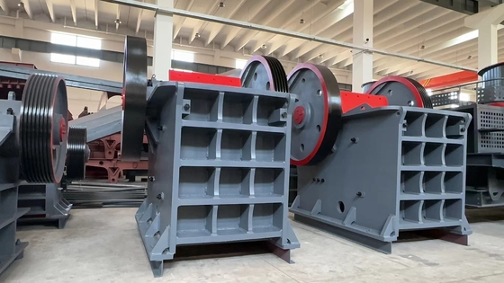 Máquina de trituração de rocha montada em triturador de mandíbulas com engenheiro profissional designado e 1 ano